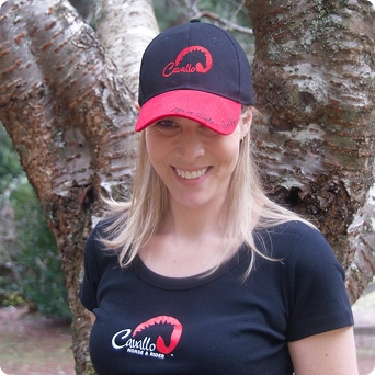 Cavallo branded cap and T-shirt, ideal for equestrians, featuring stylish equine gear logo for horse care enthusiasts.